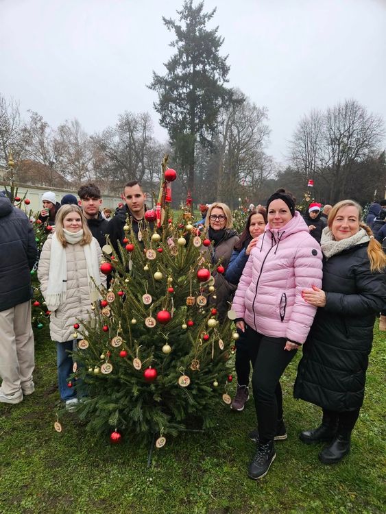 A RÁZSÓSOK JÓTÉKONYSÁGI PIROS-ARANY KARÁCSONYFÁJA