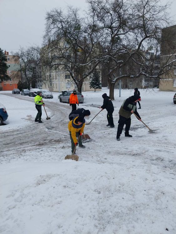 HÓELTAKARÍTÁS traktorral és lapáttal rázsós módra