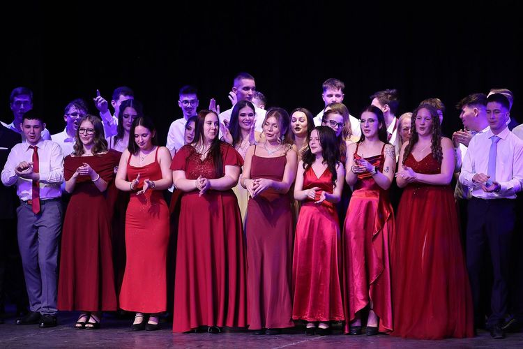 Szalagot kaptak végzős diákjaink