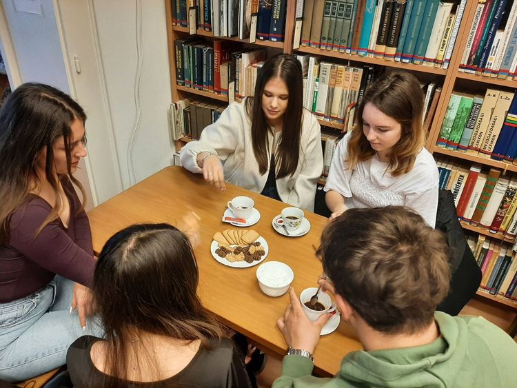 IRODALMI KÁVÉHÁZ A KÖNYVTÁRBAN