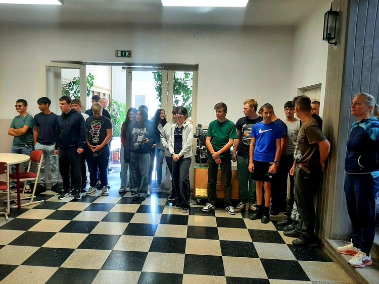 AKCIÓBAN AZ AVATANDÓ KILENCEDIKESEK