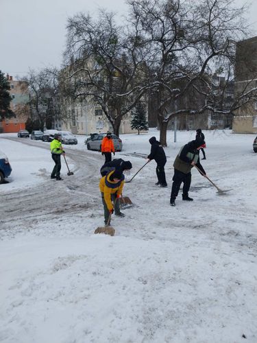 HÓELTAKARÍTÁS traktorral és lapáttal rázsós módra