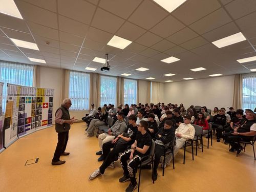 " ÜVEGHÁZ-HATÁS" - A CARL LUTZ ALAPÍTVÁNY KIÁLLÍTÁSA A RÁZSÓBAN